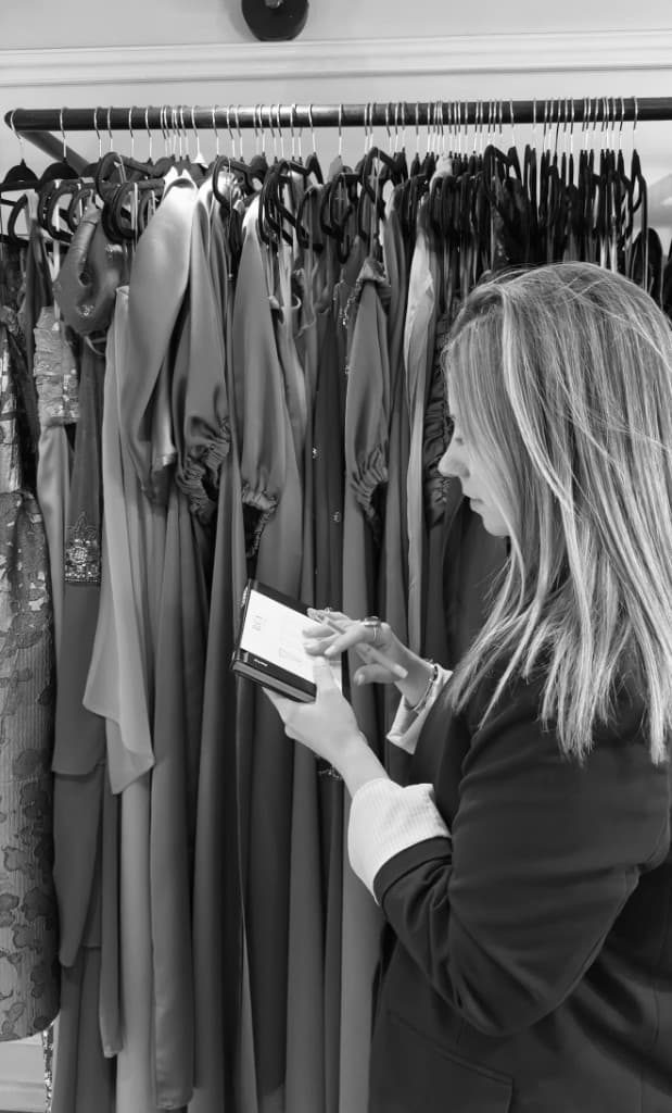 Carla Morales Dides revisando opciones de vestuario en boutique durante una asesoría
